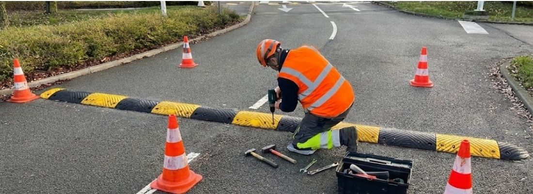 installateur d'un ralentisseur de parking