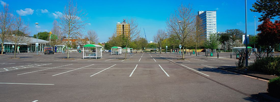 parking vide de supermarché