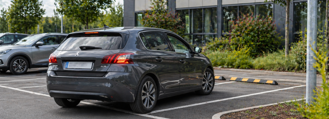 voiture qui se gare sur une place de parking