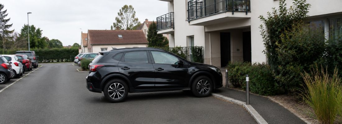 voiture en situation de stationnement abusif dans une copropriété