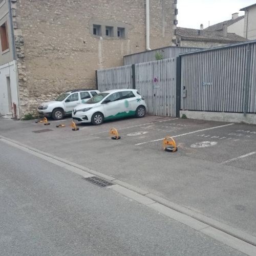 Livraison et installation de barrières de parking solaires à Marseille (13)